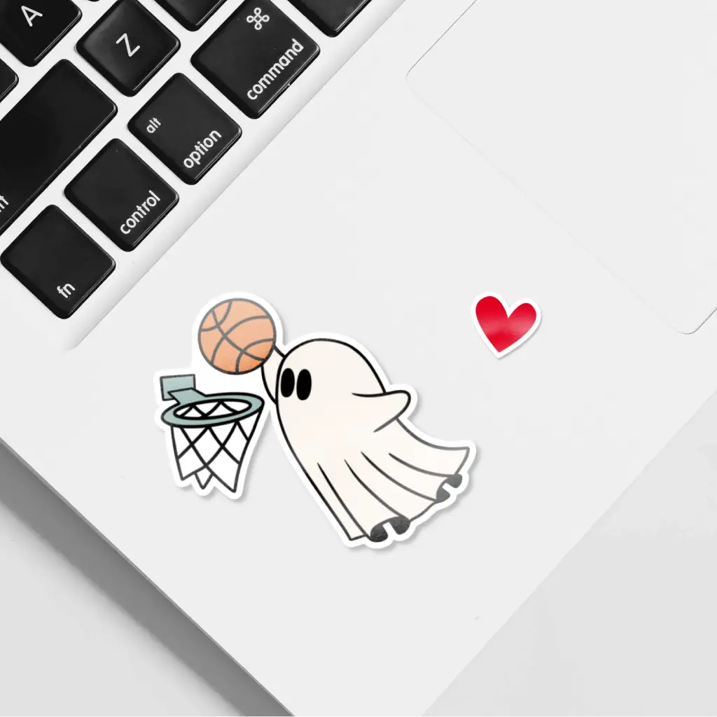 Pegatina de fantasma jugando al baloncesto. Tirando a canasta. Perfecto para amantes del basket.