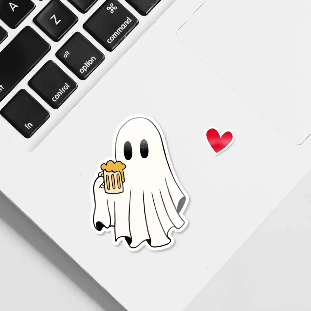 Divertida pegatina de un fantasma bebiendo una jarra de cerveza. Regalo perfecto para amigos.