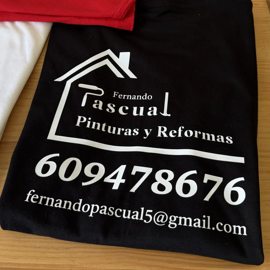 Camiseta negra personalizada con diseño estampado en la espalda y el pecho para eventos o empresas.