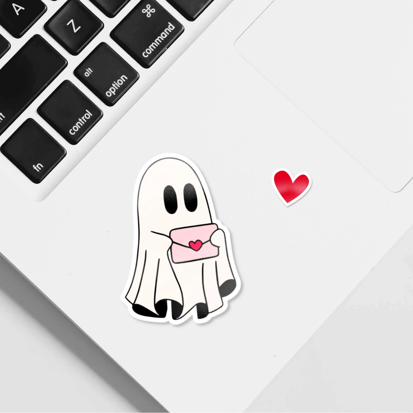 Pegatina de un fantasma sujetando una carta de amor con un sello en forma de corazón. Perfecto para mensajes románticos y detalles únicos.