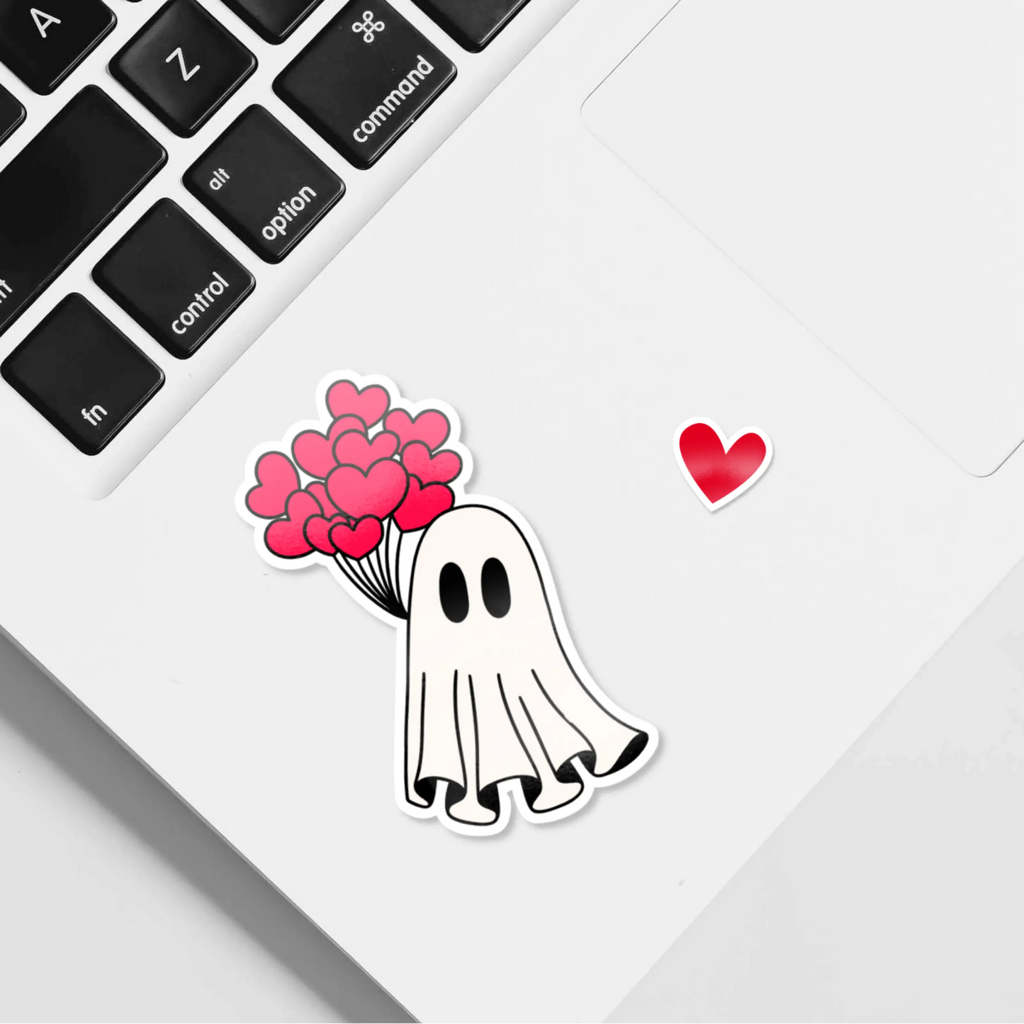 Fantasmita sosteniendo varios globos en forma de corazón, con un diseño adorable y spooky. Ideal para decorar agendas y portátiles.