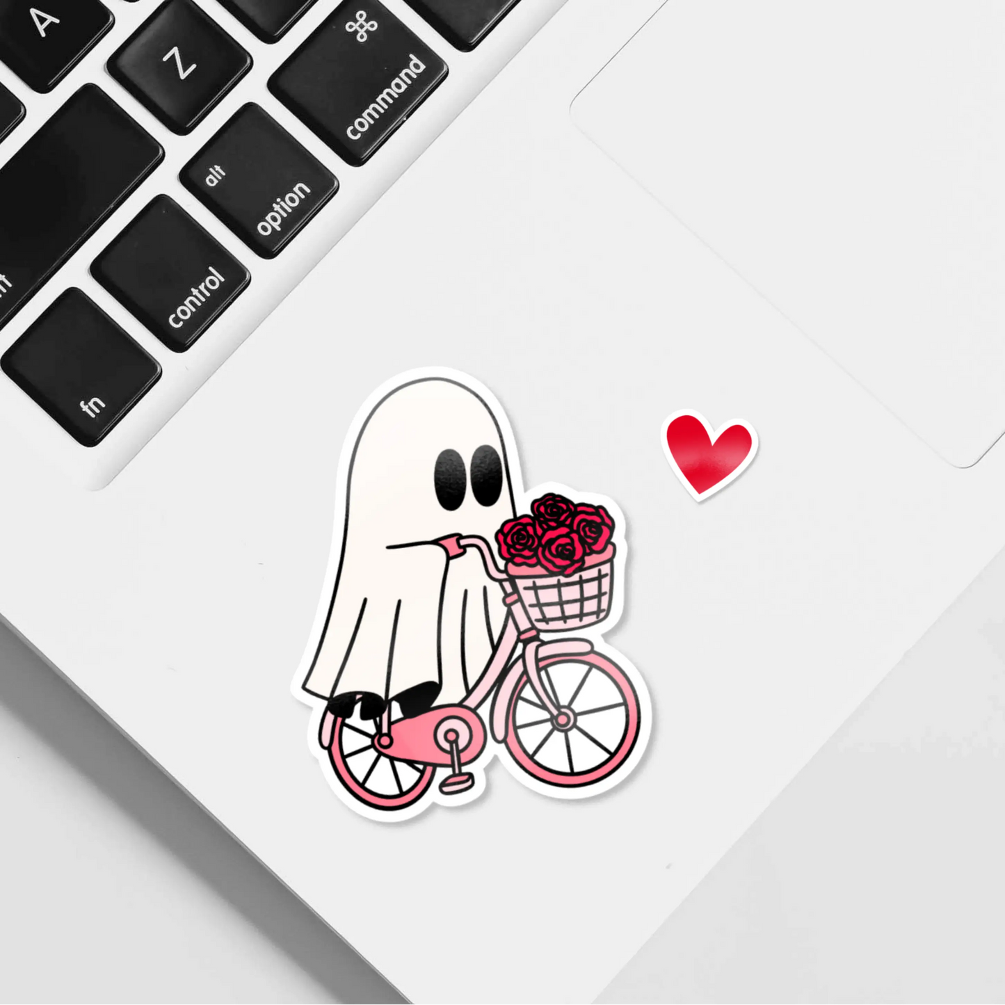 Fantasma montando en bicicleta con una cesta llena de rosas. Pegatina con un diseño romántico y mágico, ideal para decorar y regalar.