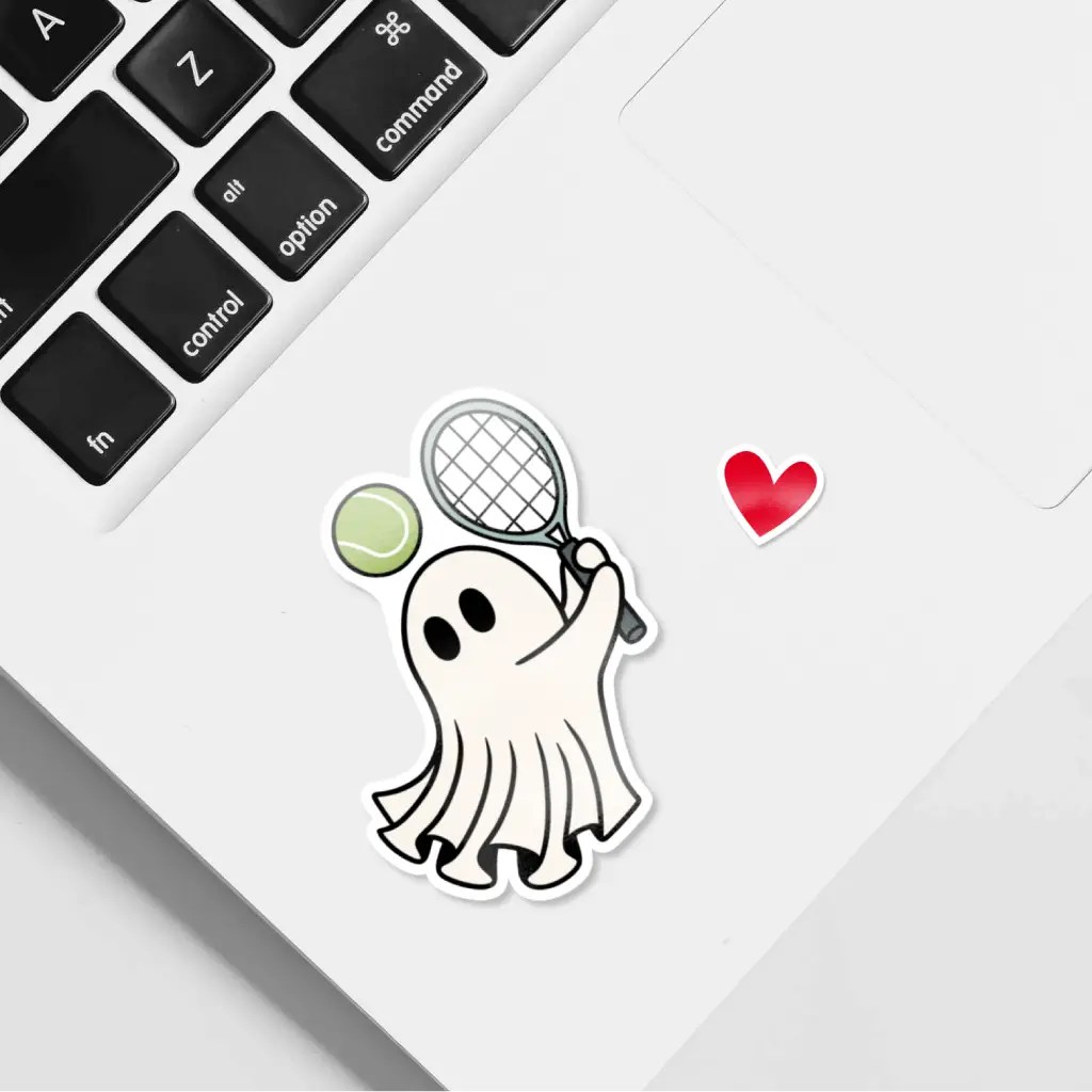 Pegatina de un fantasma jugando al tenis con una raqueta y pelota en mano. Adhesivo deportivo spooky y divertido para decorar portátiles, botellas y cuadernos.