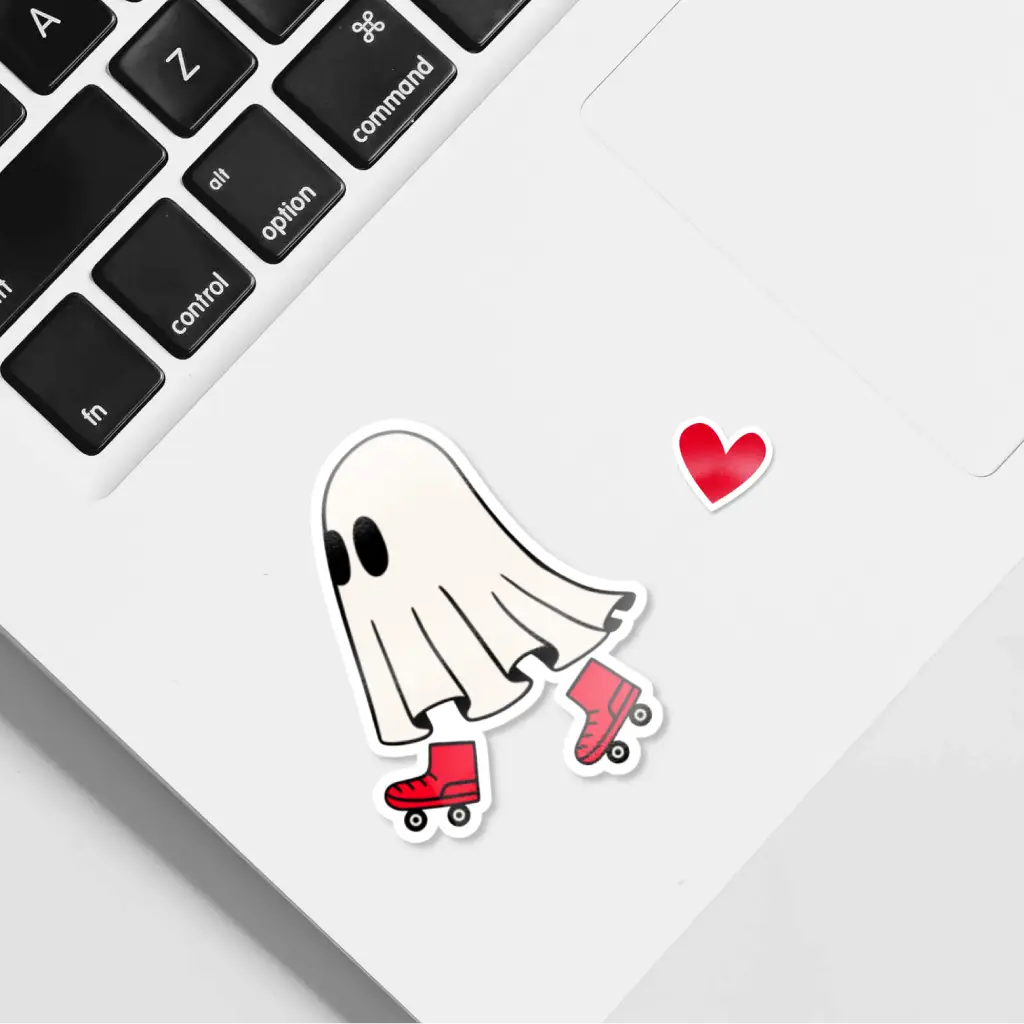Adorable pegatina de un fantasmita patinando sobre ruedas, con un diseño dinámico y kawaii. Perfecta para decorar agendas, portátiles y más.