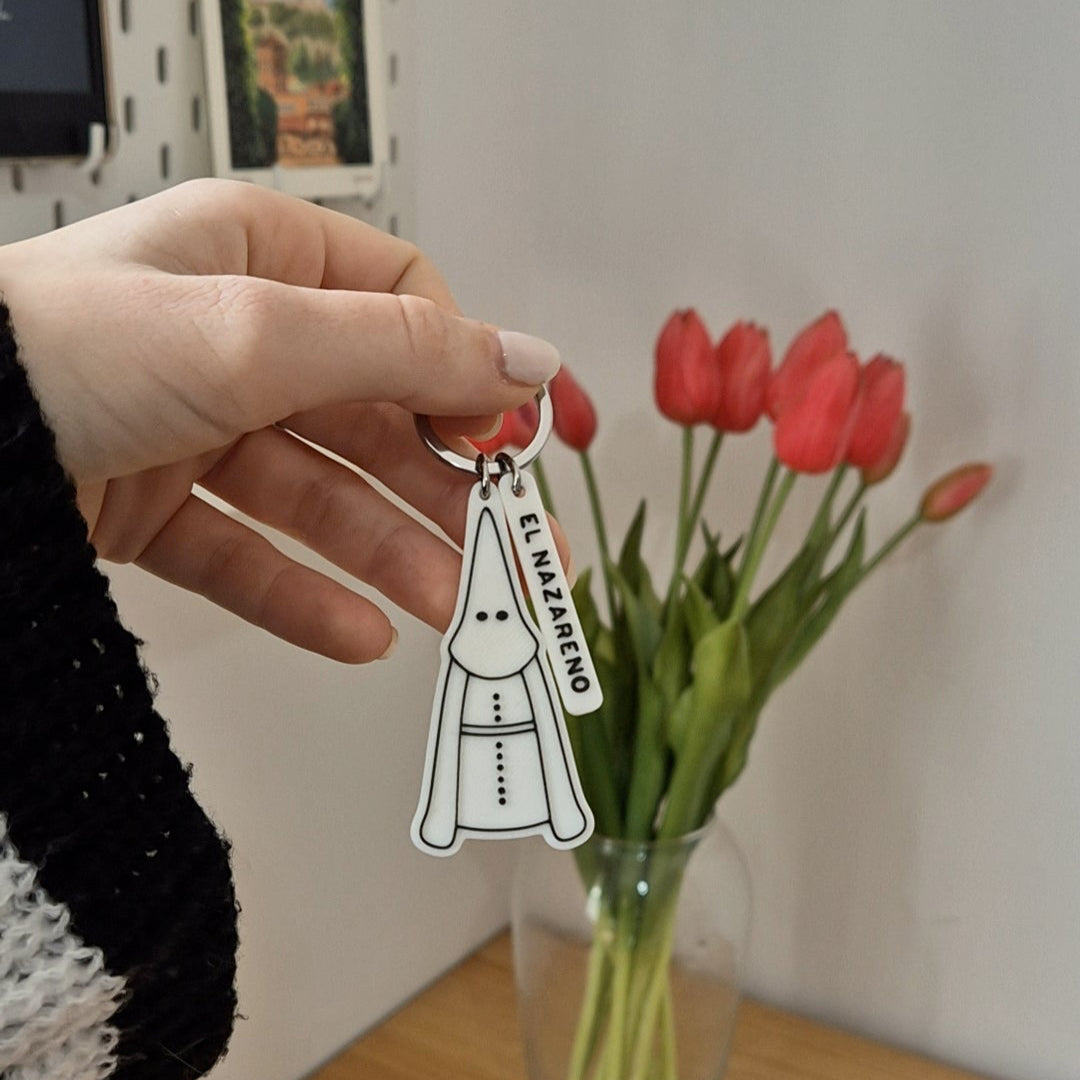 Llavero de nazareno personalizado con el nombre de la cofradía. Perfecto para regalar a los cofrades.