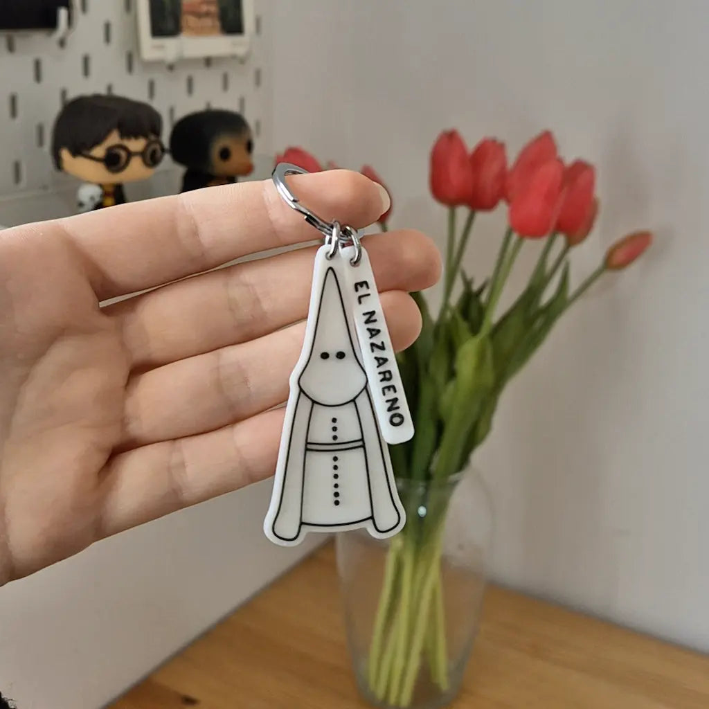 Llavero de nazareno personalizado con el nombre de la cofradía. Perfecto para regalar a los cofrades.