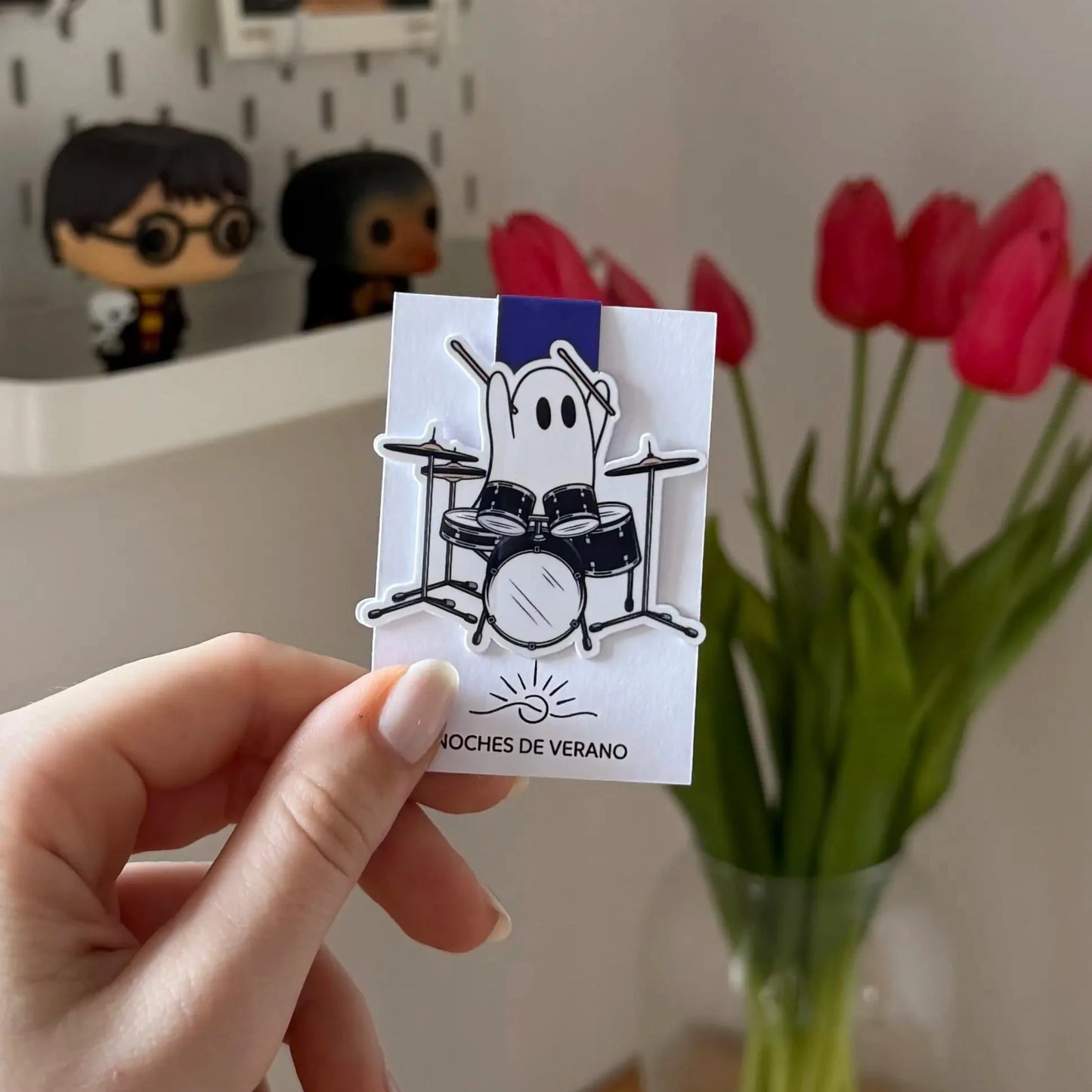 Marcapáginas magnético para libros de un divertido y original fantasma tocando la batería con unas baquetas. Marcador de libro perfecto para regalo.