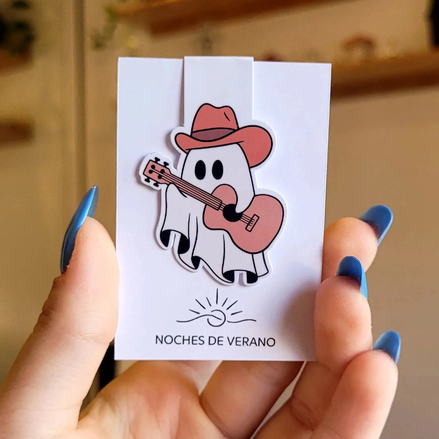 Marcapáginas magnético con diseño divertido de fantasma vaquero del oeste, tocando una guitarra española, ideal para lectores que quieran un marcador de libros y sean amantes de los cowboys.