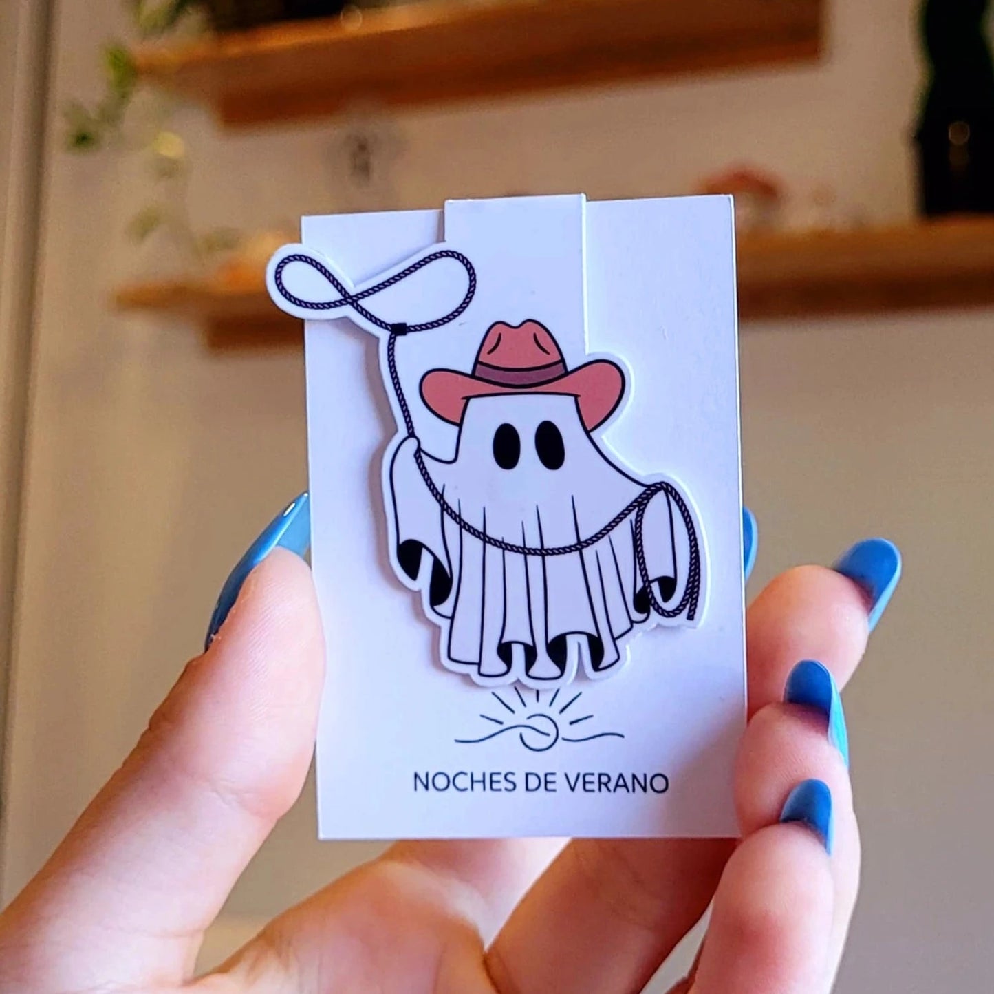 Marcapáginas magnético con diseño divertido de fantasma vaquero del oeste, sosteniendo un lazo, ideal para lectores que quieran un marcador de libros y sean amantes de los cowboys.
