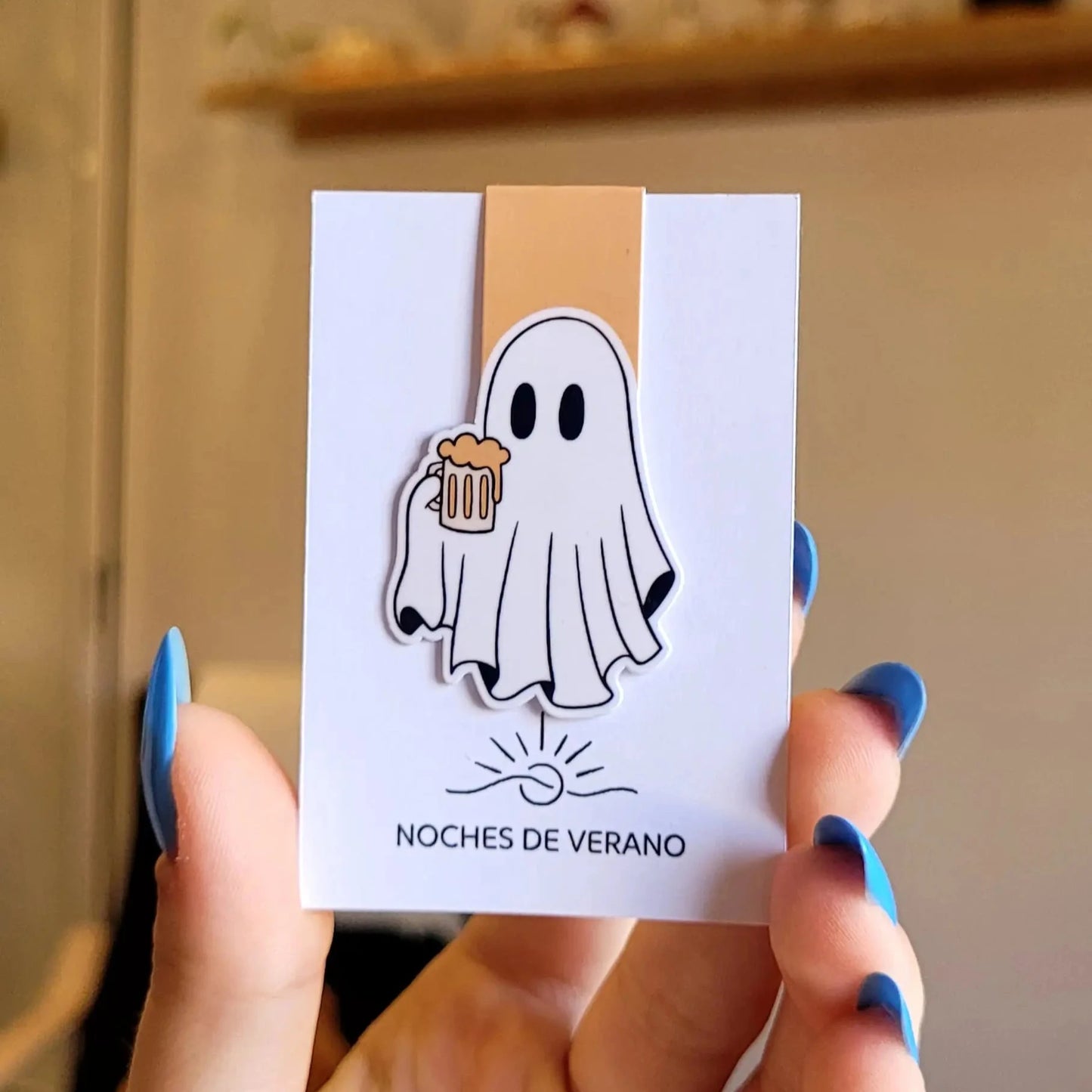 Marcapáginas magnético con diseño divertido de fantasma bebiendo una cerveza, perfecto para lectores que quieran un marcador de libros original.