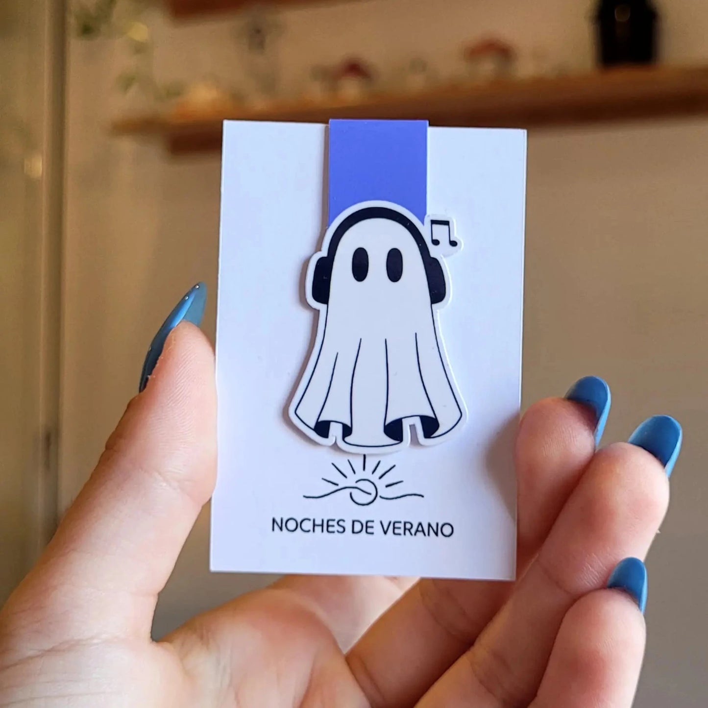 Marcapáginas magnético con diseño divertido de fantasma escuchando música con un cascos, perfecto para lectores que busquen un marcador de libros único.