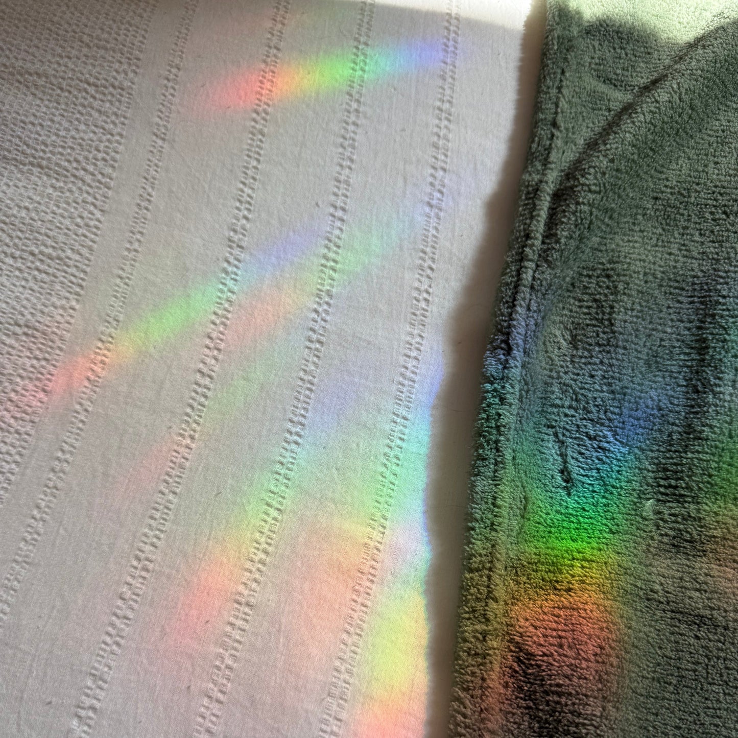 Arcoíris que se crea al pegar una pegatina atrapasol en una ventana donde de la luz.