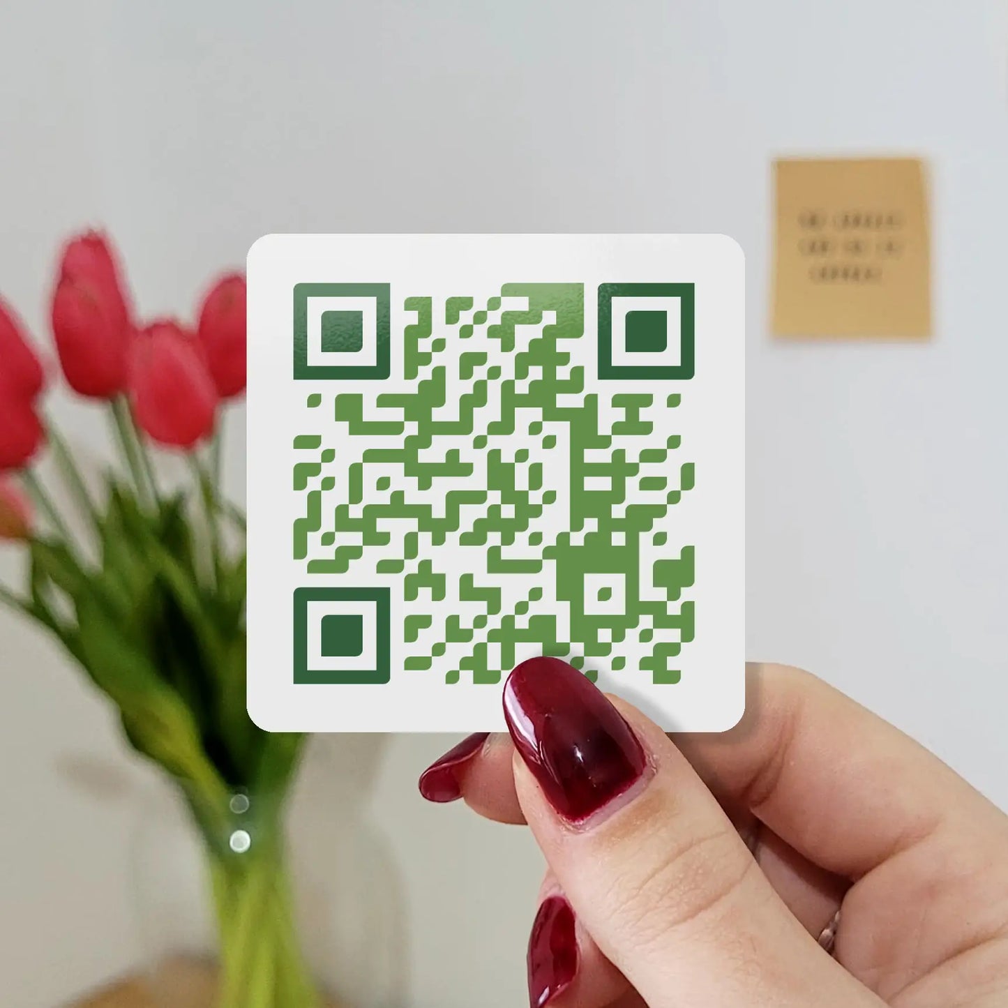 Pegatina de vinilo personalizada con código QR para negocios y empresas. Ideal para marketing, publicidad y promoción de página web.