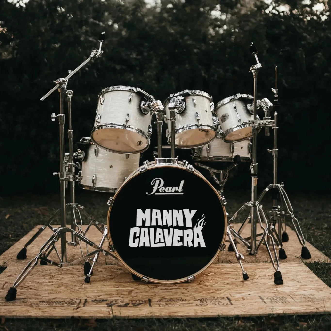 Vinilo personalizado colocado sobre un parche de batería, con el logo de un grupo de música. Ideal para bandas, charangas o batucadas.