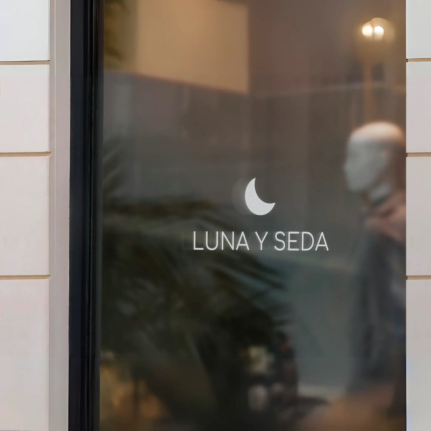 Vinilo personalizado en escaparate de tienda con logo en vinilo Oracal 651, acabado brillante, ideal para negocios que deseen personalizar sus vitrinas o escaparates.