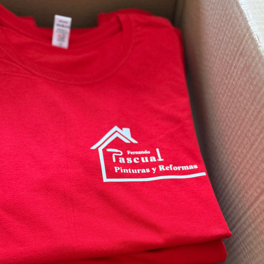 Camiseta roja con logo para evento de empresa o trabajadores. Estampado personalizado