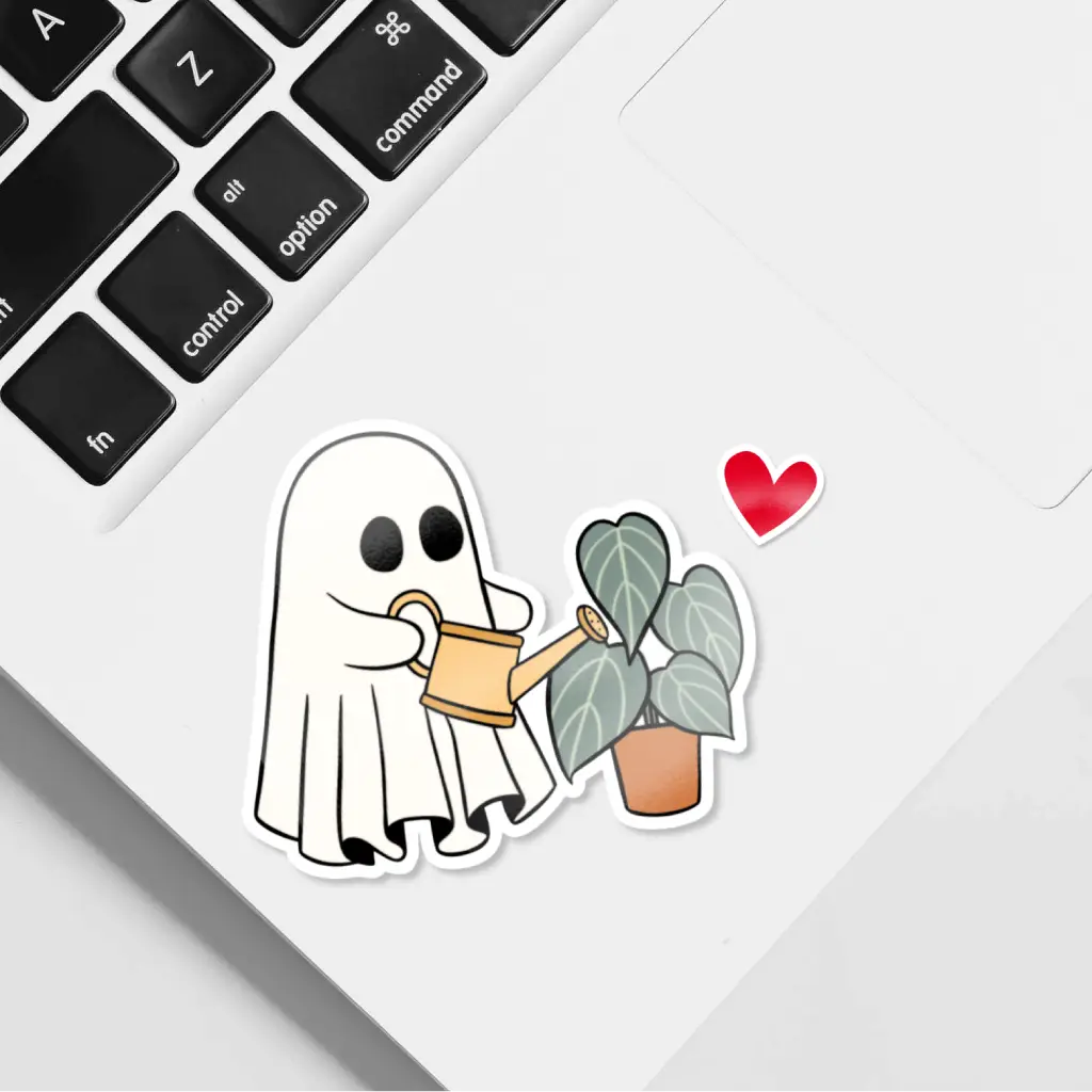 Fantasma usando una regadera para cuidar una Calathea. Pegatina ideal para amantes de la jardinería y la decoración espiritual.