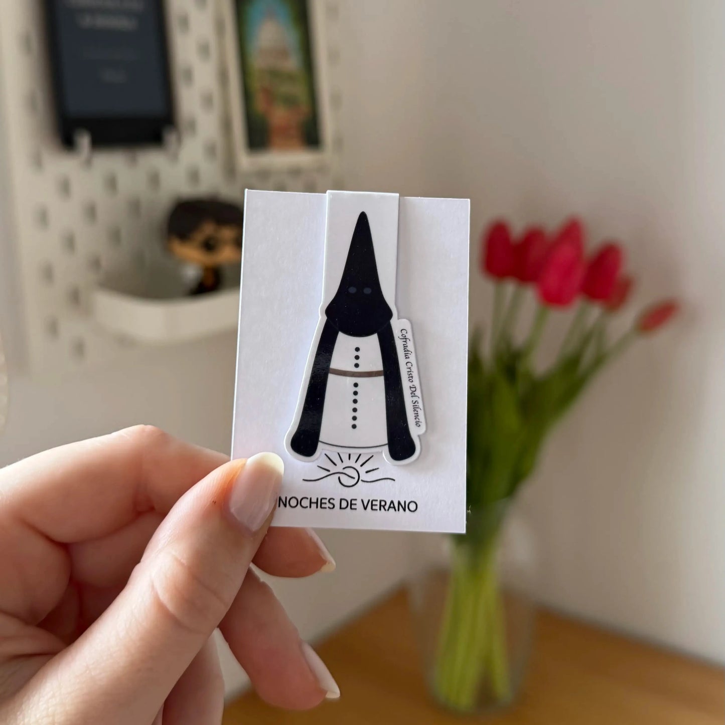 Marcapáginas magnético de nazareno personalizado con el nombre de la cofradía. Regalo perfecto para los cofrades. Color personalizable.