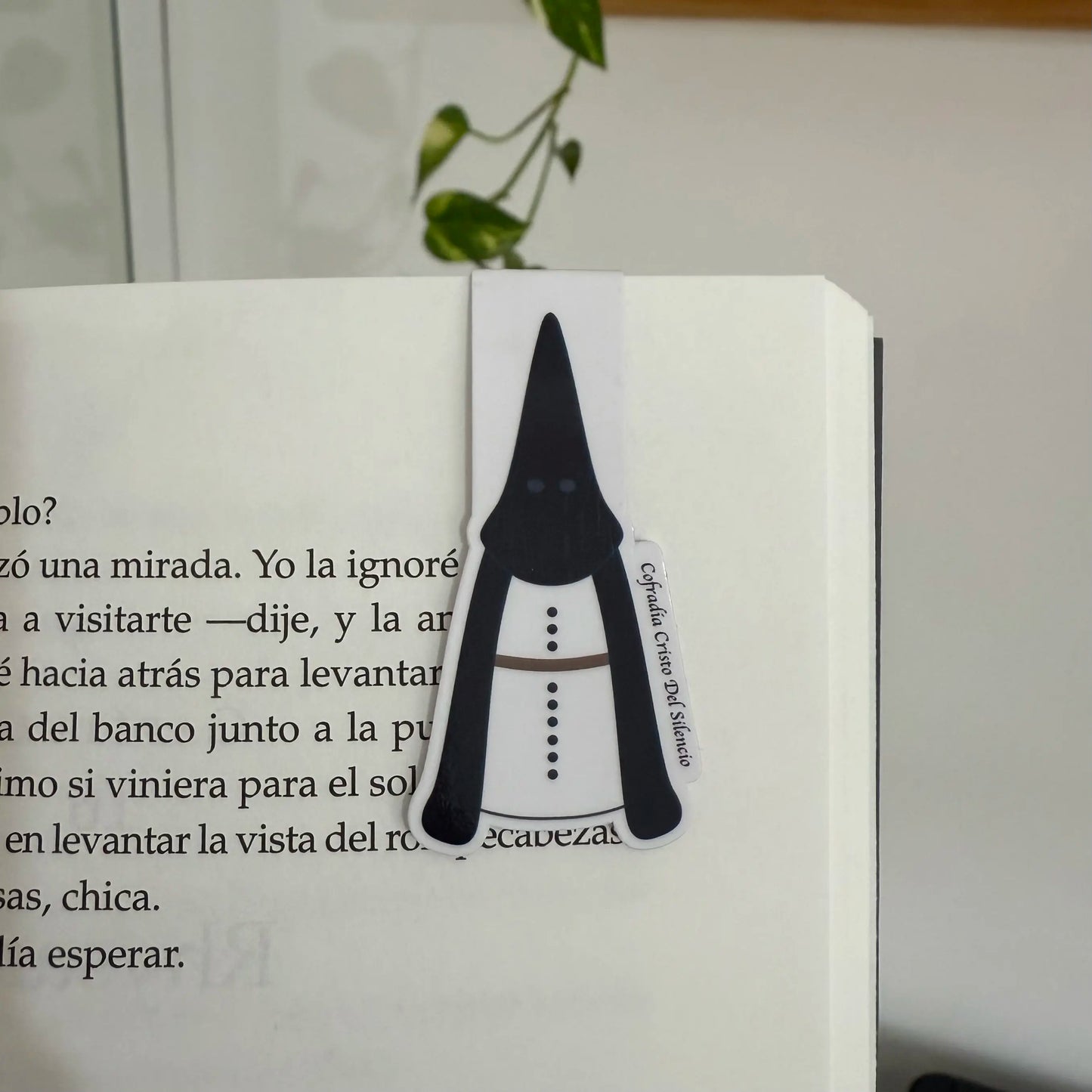 Marcapaginas magnetico para libro con el nombre de la cofradía. Personalizable con los colores tradicionales de la hermandad. Regalo para cofrades.