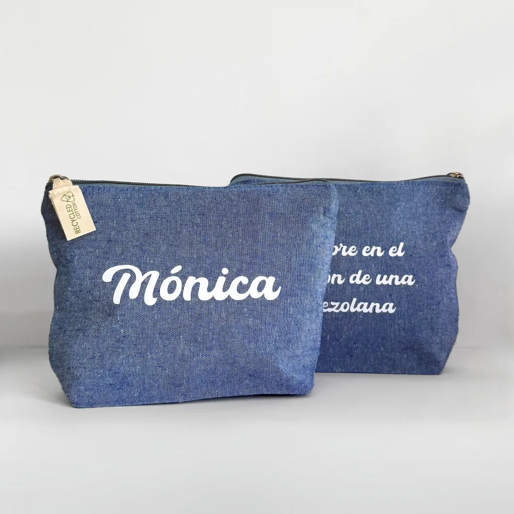 Neceser personalizado en color azul con logo o texto en blanco, ideal como detalle para bodas, comuniones o regalo promocional de empresa