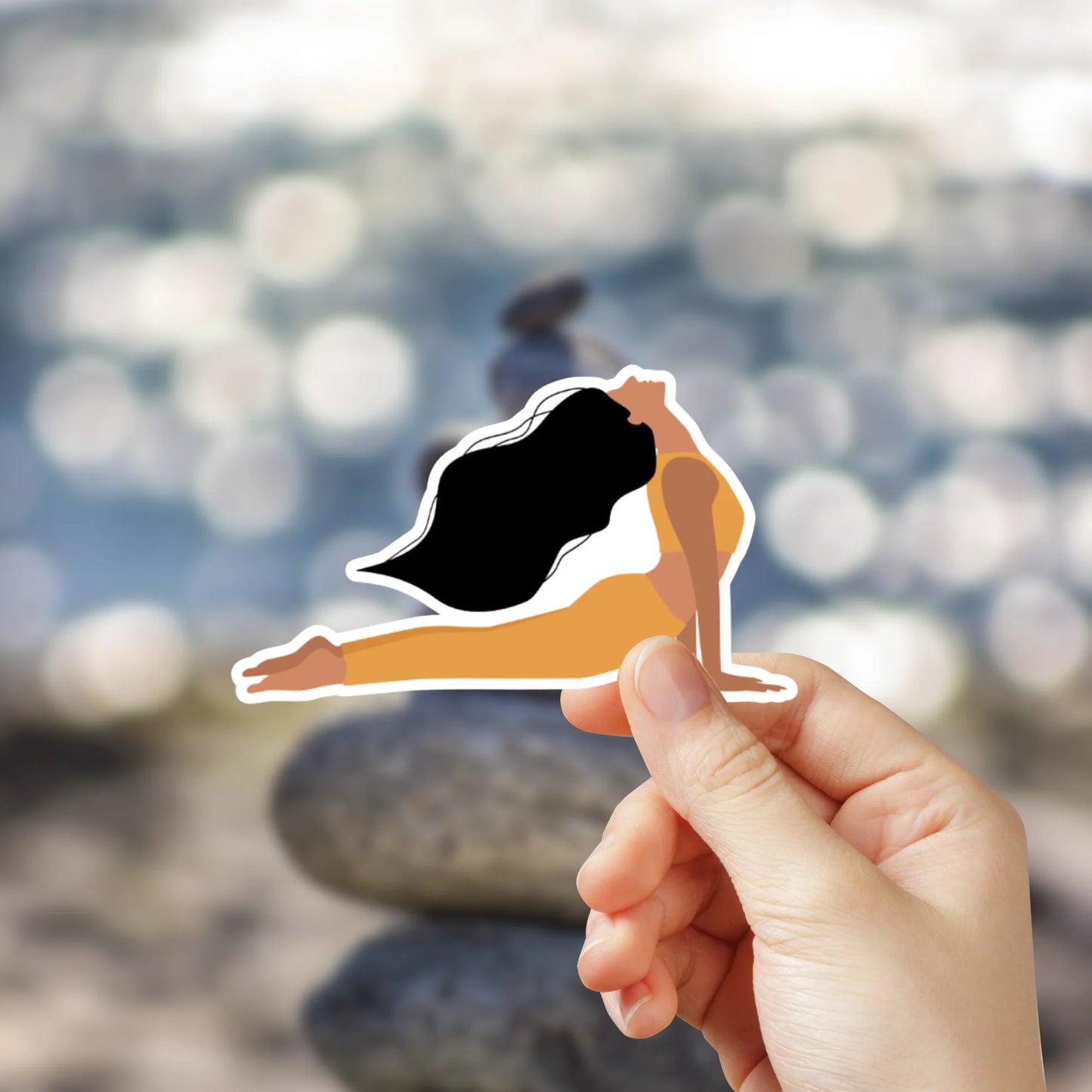 Pegatina de vinilo de yoga laminada, sticker resistente al agua, perfecta para personalizar móviles, portátiles o botellas. Diseño de 5x5 cm de meditación y relajación con pose de yoga cobra y ropa amarilla.