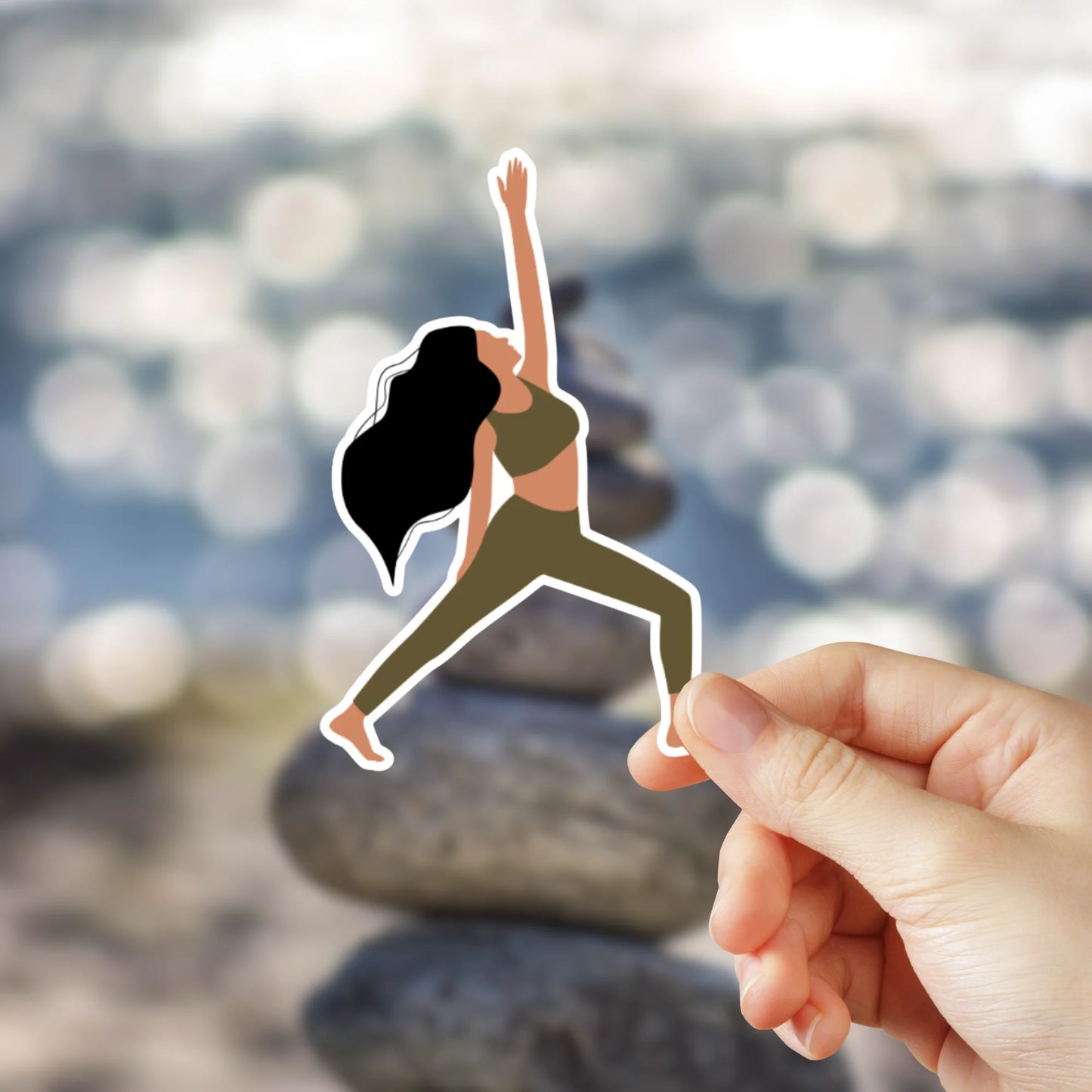 Pegatina de vinilo de yoga laminada, sticker resistente al agua, perfecta para personalizar móviles, portátiles o botellas. Diseño de 5x5 cm de meditación y relajación con pose de yoga guerrero y ropa verde.