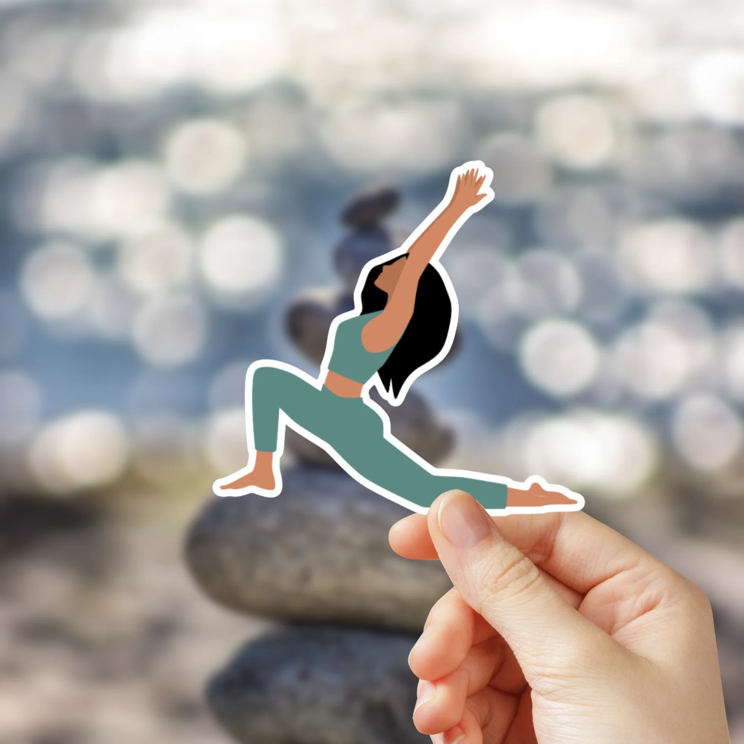 Pegatina de vinilo de yoga laminada, sticker resistente al agua, perfecta para personalizar móviles, portátiles o botellas. Diseño de 5x5 cm de meditación y relajación con pose de yoga guerrero y ropa azul.