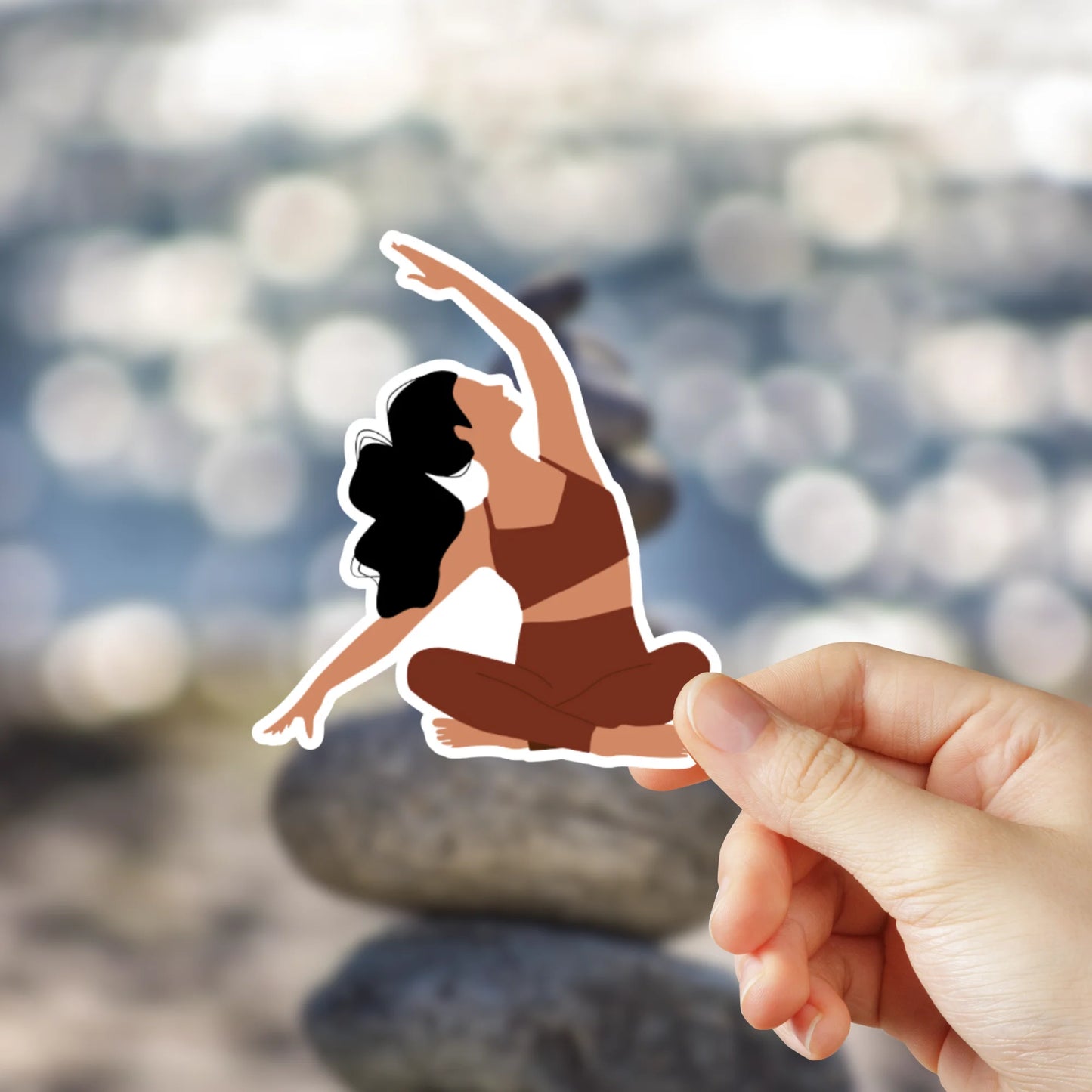 Pegatina de vinilo de yoga laminada, sticker resistente al agua, perfecta para personalizar móviles, portátiles o botellas. Diseño de 5x5 cm de meditación y relajación con pose de yoga lotus y ropa roja.
